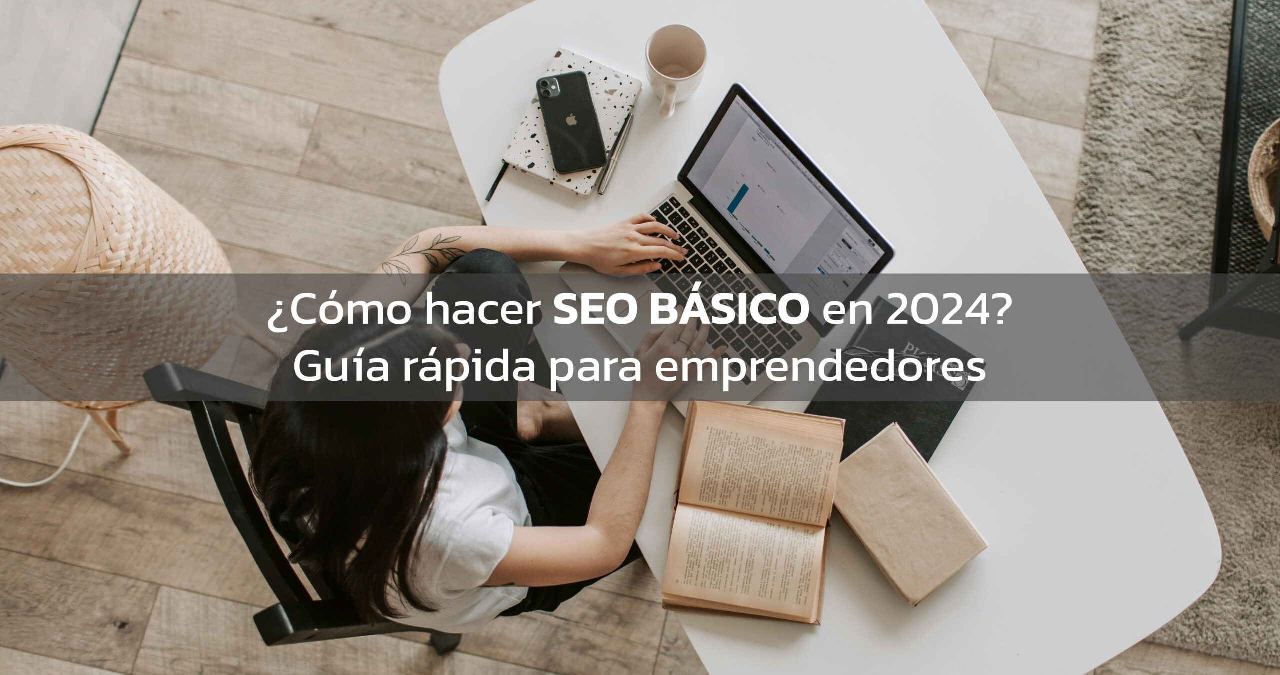 Una mujer trabajando en el seo básico de su negocio